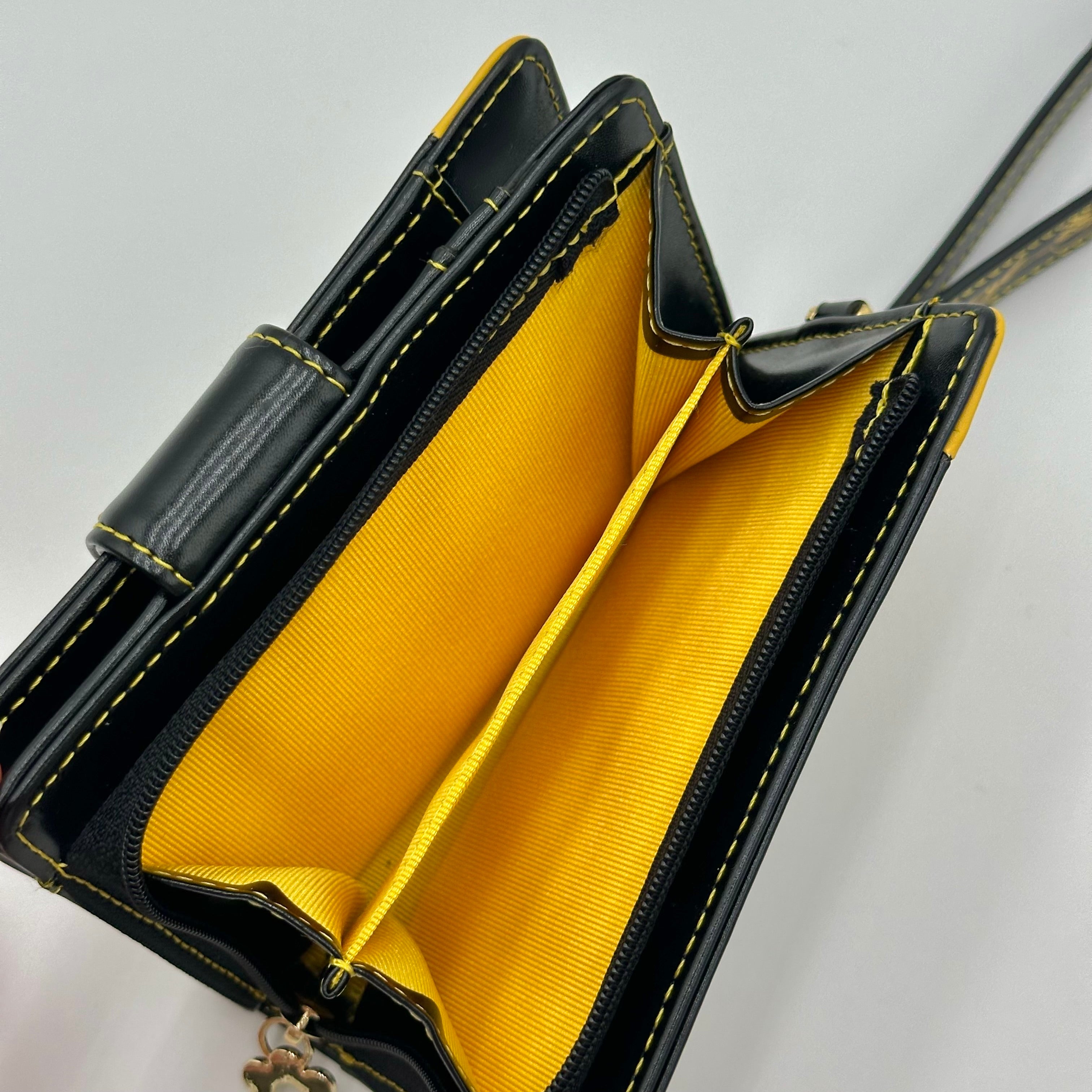 Trivia 起: Just Dance Wallet