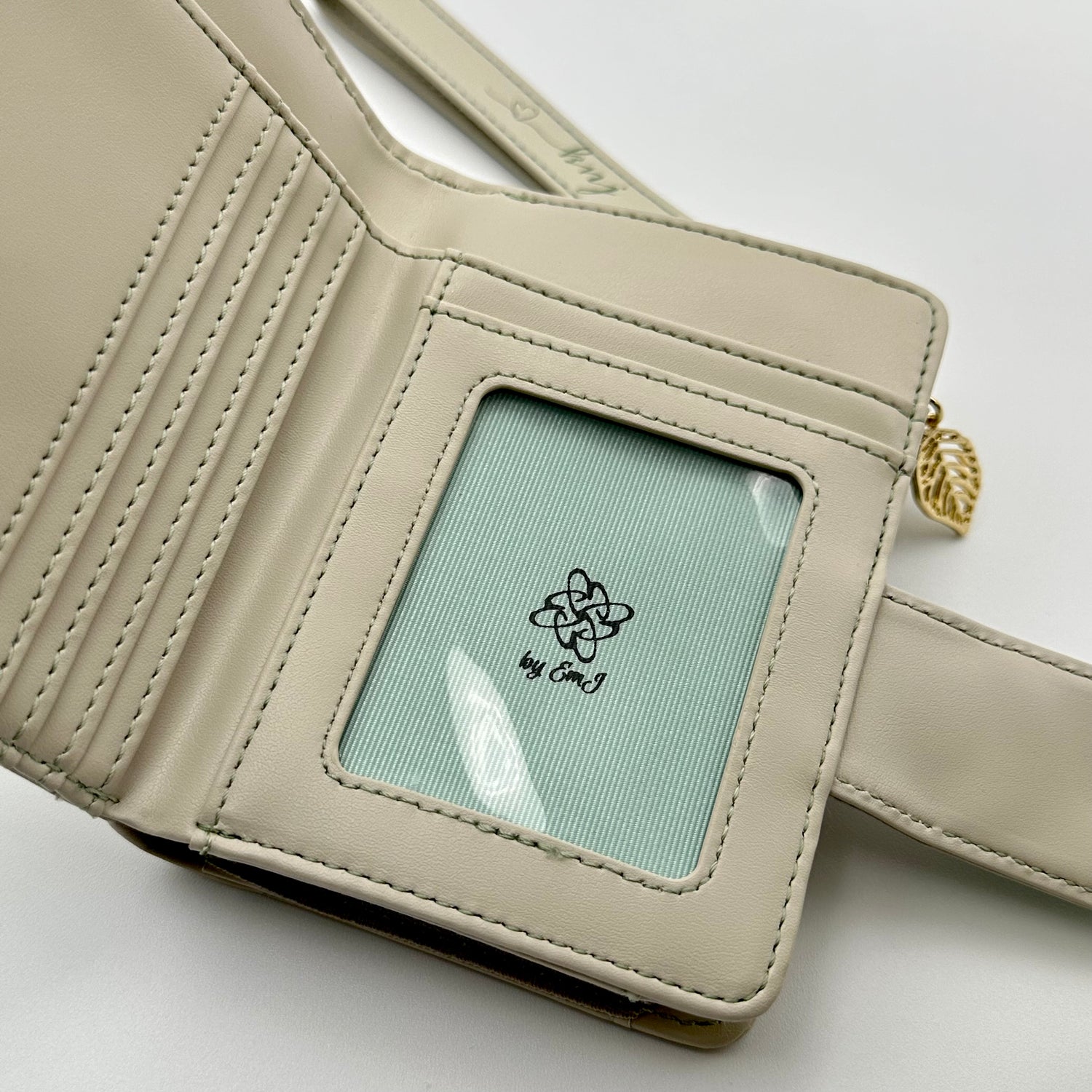 Trivia 承: Love Wallet