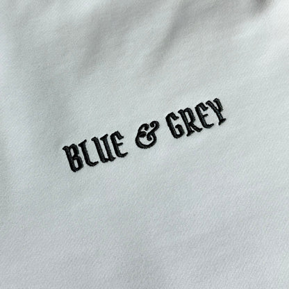 Rundhalsausschnitt in Blau und Grau